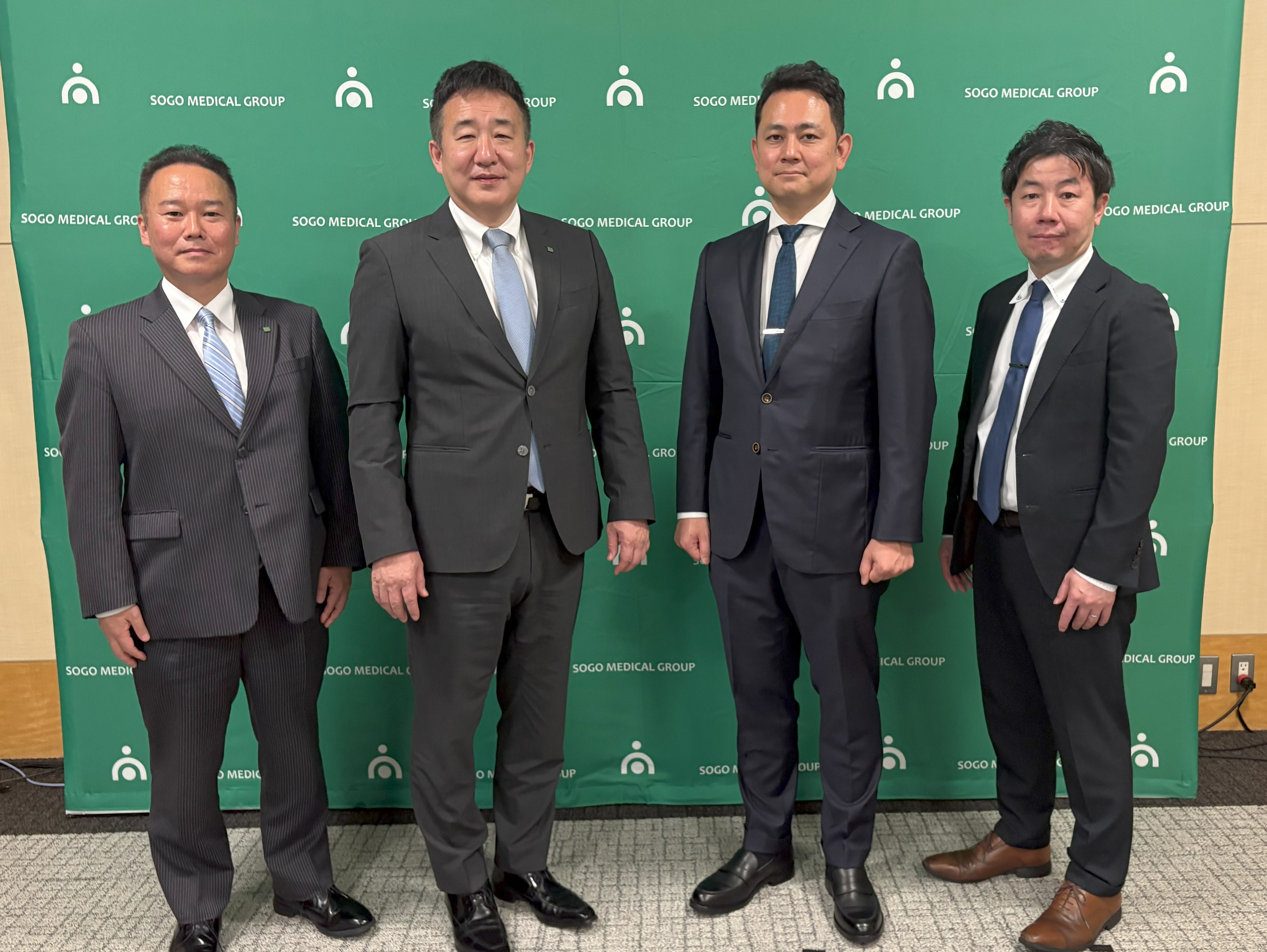 左から、
当社グループ 執行役員 林田壮一郎、代表取締役社長 多田荘一郎、
社会医療法人一成会 木村病院 院長 木村玄先生、当社グループ 執行役員 出森慎一